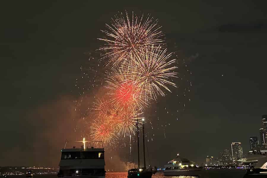 Miami: Silvester-Feuerwerk-Kreuzfahrt in der Biscayne Bay. Foto: GetYourGuide