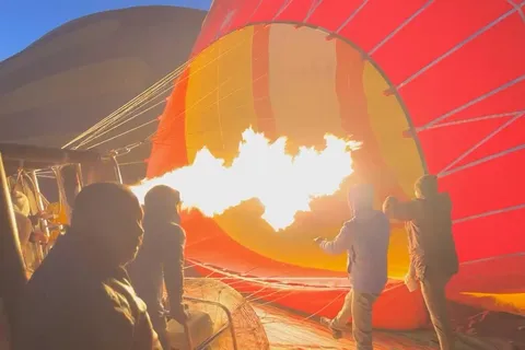 Dubaj: Balon na ogrzane powietrze z opcjami przejażdżki na wielbłądzie, quadem i konno