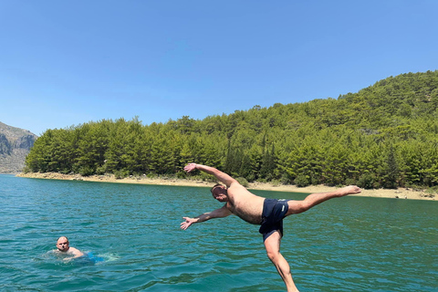 Crociera sulla costa di Alanya: Sole, bagni e panoramiPunto d&#039;incontro nel porto di Alanya presso la barca