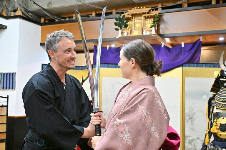 Osaka: 90 minuters lektion i samurajrustning och svärd nära slottetSamurajrustning + samurajsvärdskärning + videofilmning