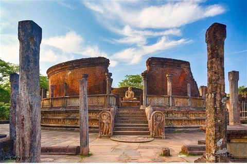 Von Colombo aus: Tagestour Sigiriya &amp; Polonnaruwa mit allem drum und dran