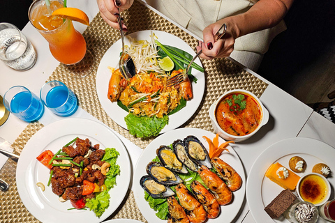 Bangkok: Noah 6 Stars Luxury Chaophraya River Dinner Cruise Departure From Iconsiam at 19:45h