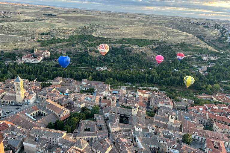 Segovia: Hot-air balloon ride with cava toast