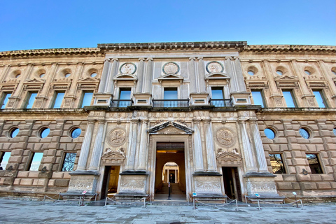 Essential Granada: Alhambra, Two Rivers, Three Worlds Essential Granada: Alhambra, Two Rivers, Three Worlds (E)