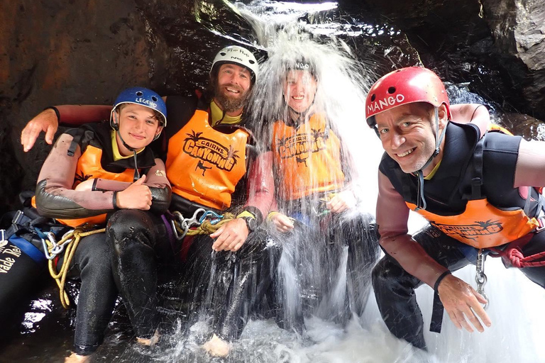 Cairns: Tour d&#039;avventura Crystals &amp; Behana - Canyoning a CairnsEsperienza nella foresta pluviale delle cascate di Cairns Giornata intera avanzata