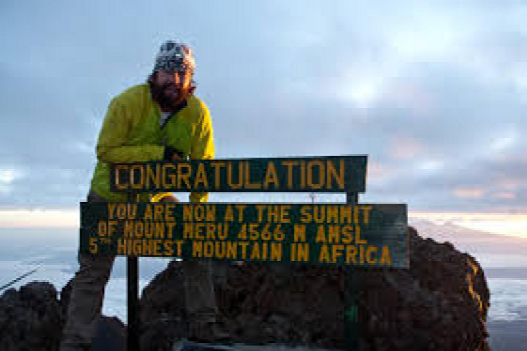 Tanzanie : Circuit privé de 4 jours pour l&#039;ascension du Mont Meru