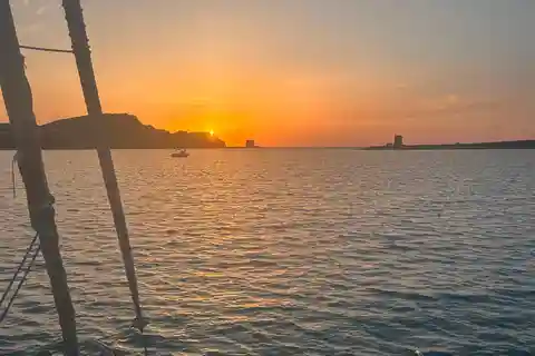La pelosa: Sunset catamaran tour with aperitif