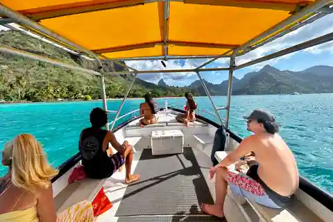 Moorea 6 H Shared Boat Tour with Lunch and Snorkeling