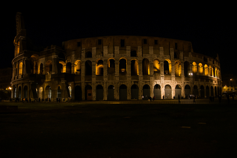 Rzym: nocna wycieczka po Koloseum z areną i podziemiami