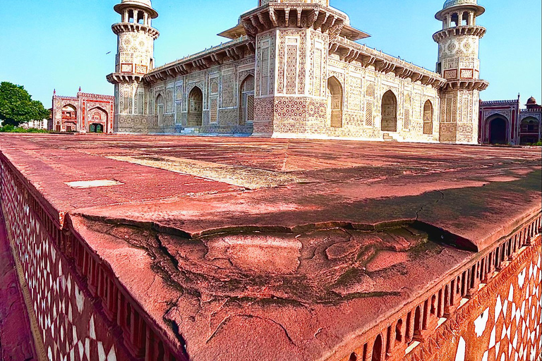 Excursion au lever du soleil à Agra en voiture, le même jour, à partir de DelhiTaxi + guide touristique + billet pour le Taj Mahal