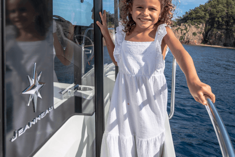 Bali: Private Sunset Yacht for Party & Birthday Sunset Private Yacht to Sanur (5PM - 7PM) – Max 9 Guests