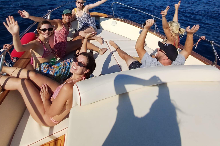 Sorrento: Passeio de barco partilhado em Capri com snorkeling e diversão!