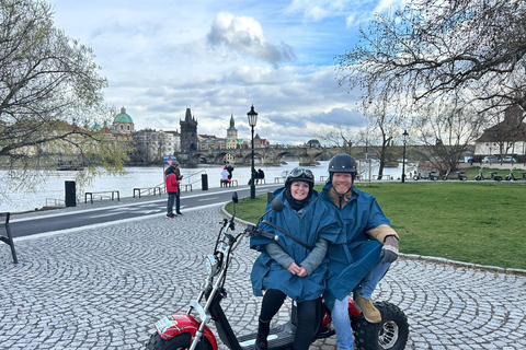 Tour del monastero e del punto panoramico di Praga in trike elettrico1,5 ore: 2 persone su 1 Trike