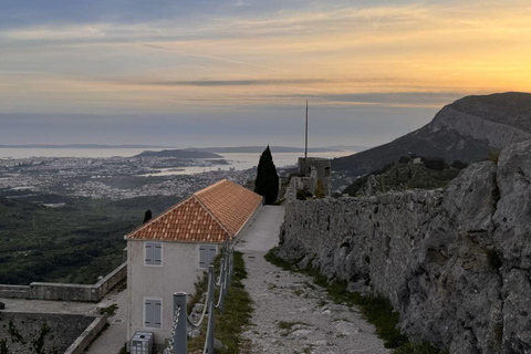 Split: Visita panorámica de la ciudad al atardecer en KlisExcursión nocturna al atardecer en Klis