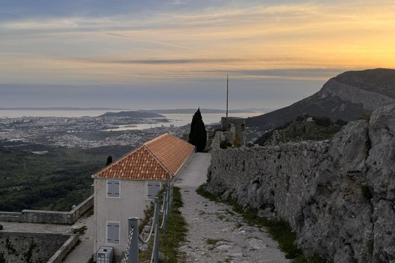 Split: Visita panorámica de la ciudad al atardecer en KlisExcursión nocturna al atardecer en Klis