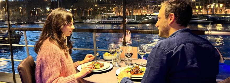 Paris : Dîner-croisière 3 services avec vin sur la Seine