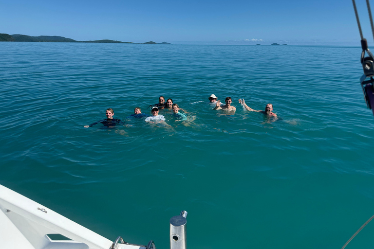 Airlie Beach: Whitsundays Sailing Experience with Drinks