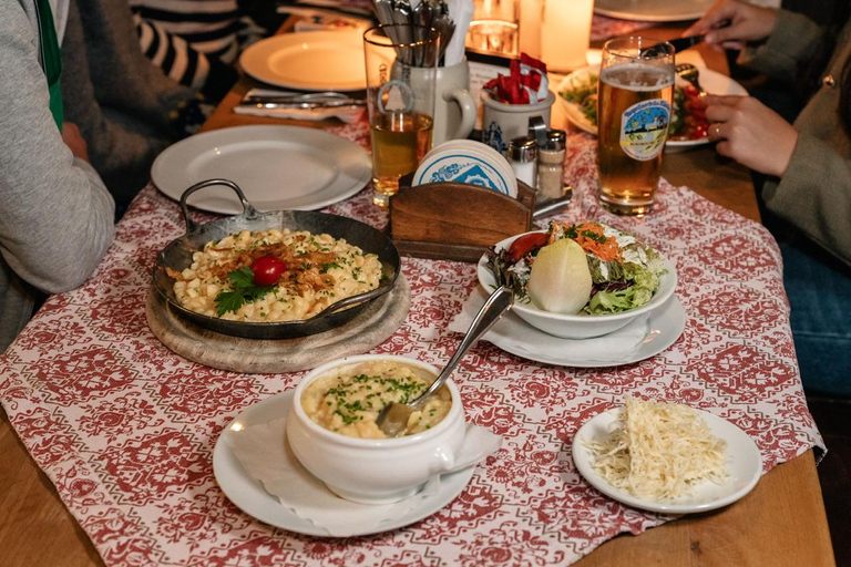 Munich: Viktualienmarkt Food Walking Tour with local guide Munich: Viktualienmarkt Food Tour with local guide