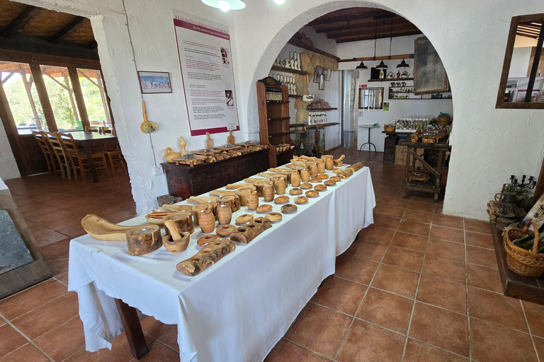 Tour privato a Troodos: cascata, villaggi e pranzo cipriotaTour privato a Troodos: cascata, villaggi e pranzo tipico cipriota