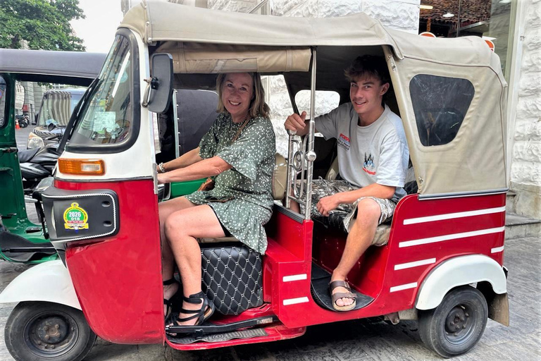 Colombo: Nightlife Tour with Tuk Tuk and Guide
