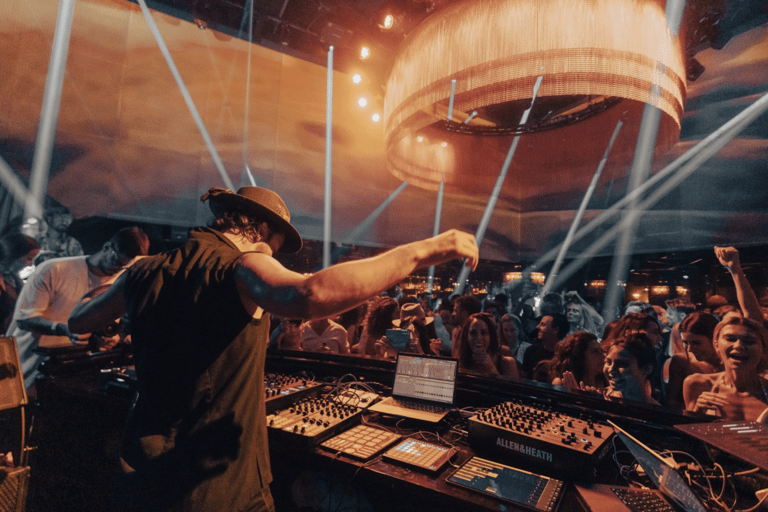 Kavos: Party Passport con 3 discoteche e feste in piscinaKavos: Pass per le feste con 3 discoteche e feste in piscina