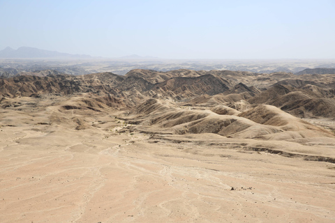 沙漠月球景观之旅：探索纳米比亚的神秘地形