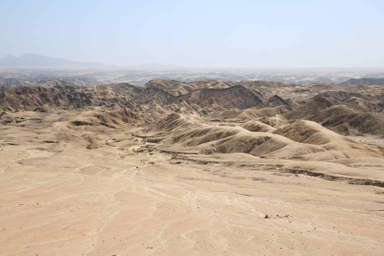 沙漠月球景观之旅：探索纳米比亚的神秘地形