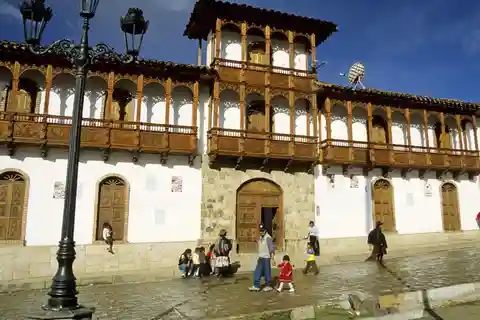 Huaraz: Visita a Chacas y Túnel de Punta Olímpica - Día Completo