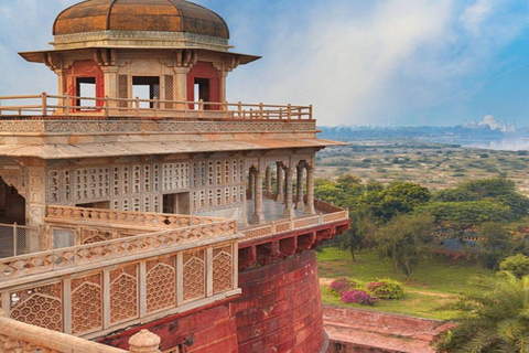 En soirée, visite de la ville d'Agra avec le fort d'Agra et le jardin Mehtab.Visite nocturne tout compris de la ville d'Agra