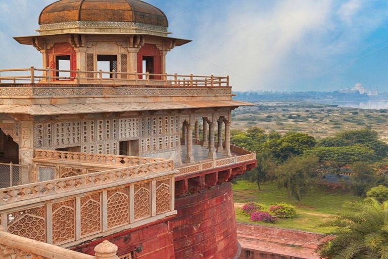 En soirée, visite de la ville d'Agra avec le fort d'Agra et le jardin Mehtab.Visite nocturne tout compris de la ville d'Agra