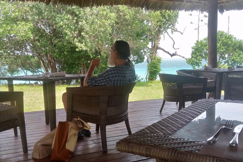 Zanzibar: tour guidato dell'isola prigione con guida localeZanzibar: tour guidato dell'isola prigione con una guida locale