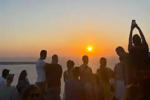 Santorini: Half-Day Island Tour with Snacks and Drinks
