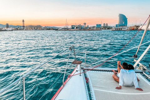 Barcelona: Catamaran cruise overdag of bij zonsondergang met drankjeZonsondergang: boottocht op een catamaran met een kleine groep