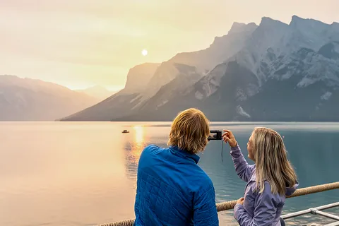 Lake Louise: Double Decker Shuttle to Moraine & Lake Louise