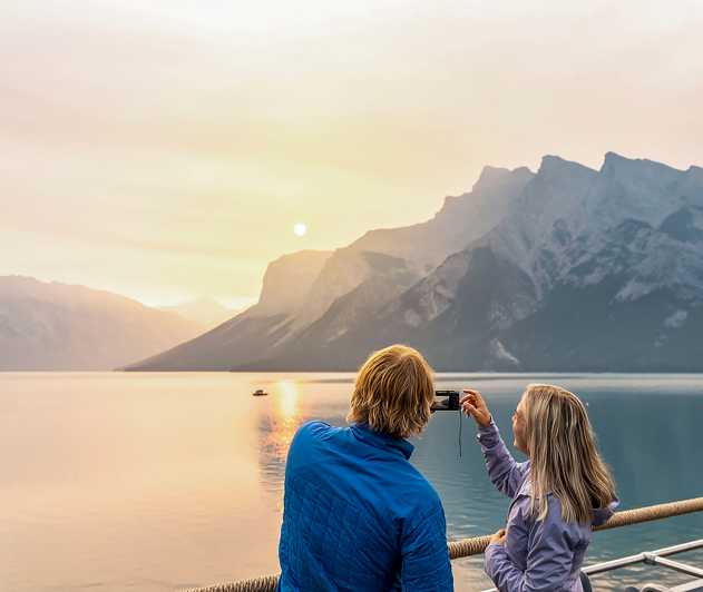 Lake Louise: Open-Top Shuttle to Moraine and Lake Louise