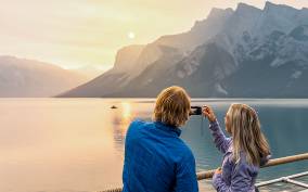 Lake Louise: Open-Top Shuttle to Moraine and Lake Louise