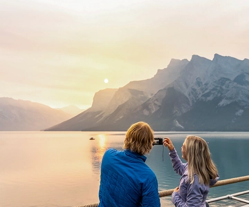 Lake Louise: Double Decker Shuttle to Moraine & Lake Louise