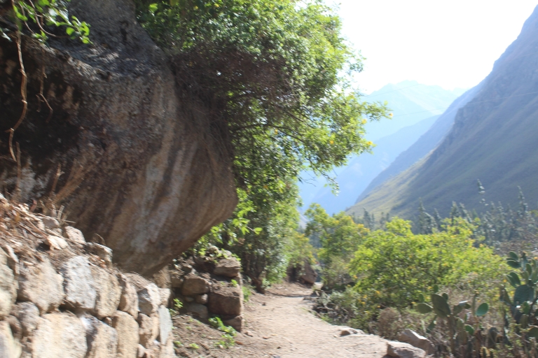 Caminata corta por el Camino Inca, Valle Sagrado, con la Montaña Arco Iris