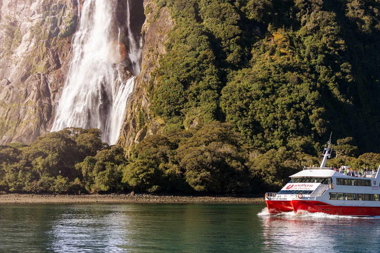 Te Anau: Farm Experience, Milford Sound Cruise &amp; Coach