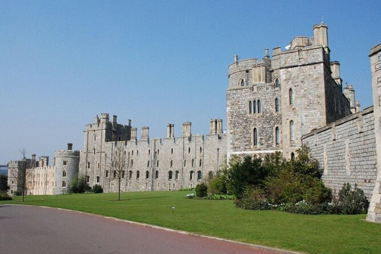 Tour guiado con conductor privado por Stonehenge, el castillo de Windsor y Bath.