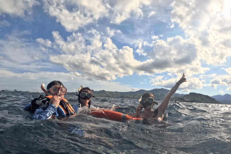 Labuan Bajo: Private Yacht Komodo-Inseln &amp; Manta-SchnorchelnPrivate Yachttour am Vormittag (13:00–19:00 Uhr) – Maximal 6 Gäste