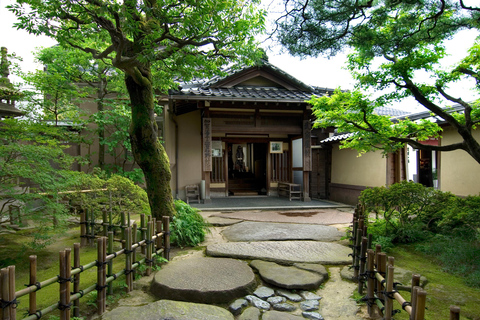 Kanazawa: Private Samurai Tour with All-You-Can-Drink Dinner