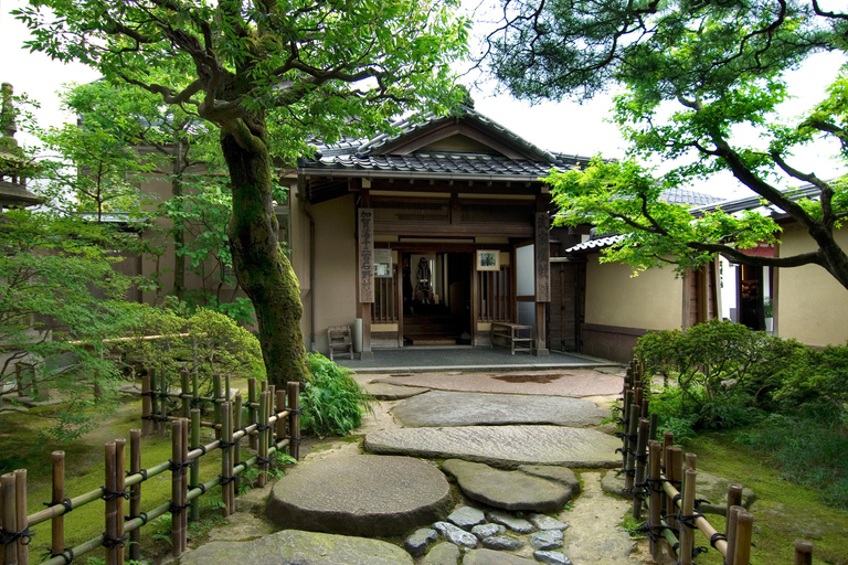 Kanazawa: Private Samurai Tour with All-You-Can-Drink Dinner