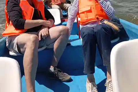 Excursión de un día al Parque Nacional de Nairobi y paseo en barco por el Lago Naivasha