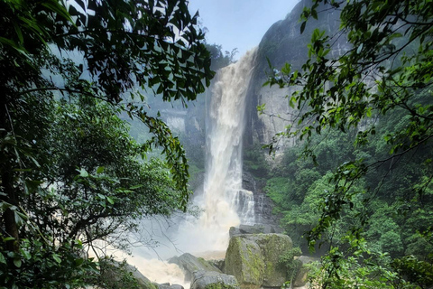 康提：兰博达瀑布和普纳瀑布，以及安布鲁瓦瓦天空塔日落康提：兰博达瀑布和普纳瀑布，以及安布卢瓦瓦天空塔日落之旅