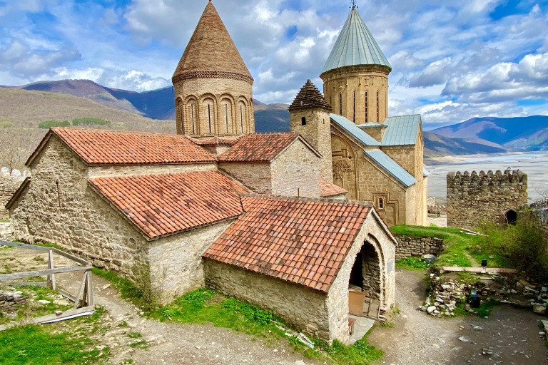 Excursión privada de día completo Stepantsminda, Montañas Kazbegi y Sno