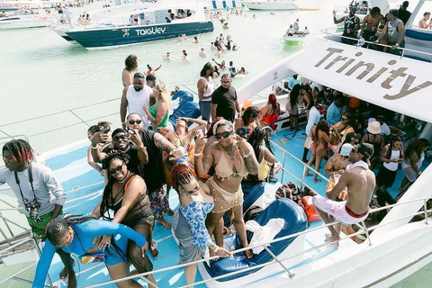 Punta Cana: Sunset Boat Party with Open Bar, DJ & Fire Show