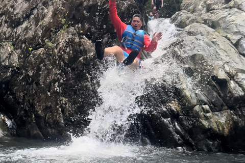 San Juan : Aventure sur le toboggan aquatique d'El Yunque avec transport