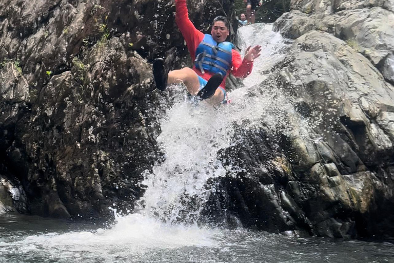 San Juan : Aventure sur le toboggan aquatique d'El Yunque avec transport