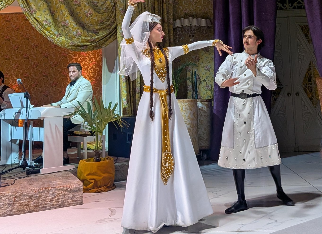 Tbilisi: georgisk middag, danseshow og afhentning på hotellet